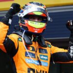Oscar Piastri celebrando su victoria en el Gran Premio de Bélgica 2025 con el puño en alto.