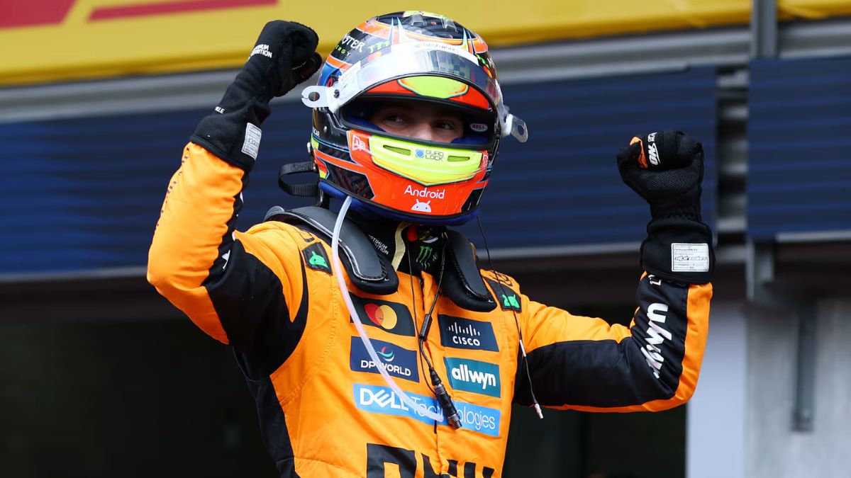 Oscar Piastri celebrando su victoria en el Gran Premio de Bélgica 2025 con el puño en alto.