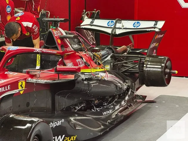 Ferrari SF-25 desarmado en boxes mostrando partes de la nueva suspensión y piso aerodinámico antes del GP de Bélgica 2025.