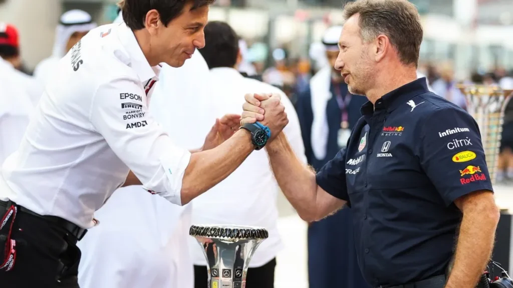 Toto Wolff y Christian Horner conversan en el paddock durante el Gran Premio de Austria 2025 de Fórmula 1