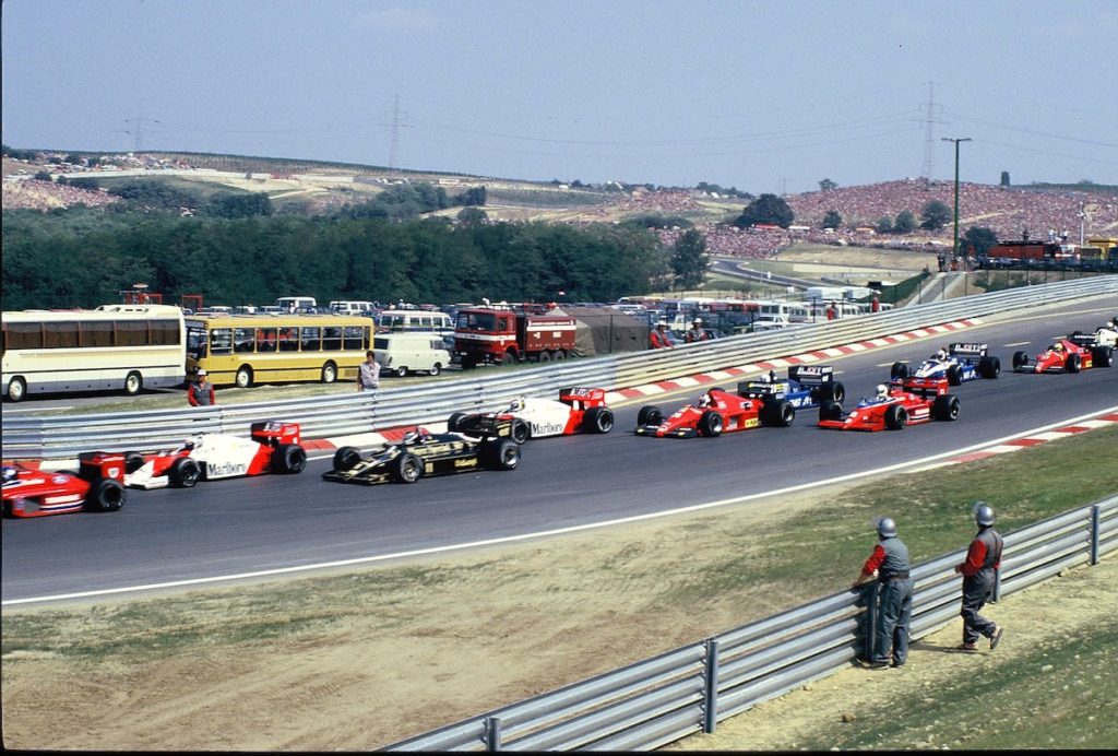 Coches de Fórmula 1 compitiendo en el circuito Hungaroring durante el Gran Premio de Hungría de 1986, primera edición del evento.