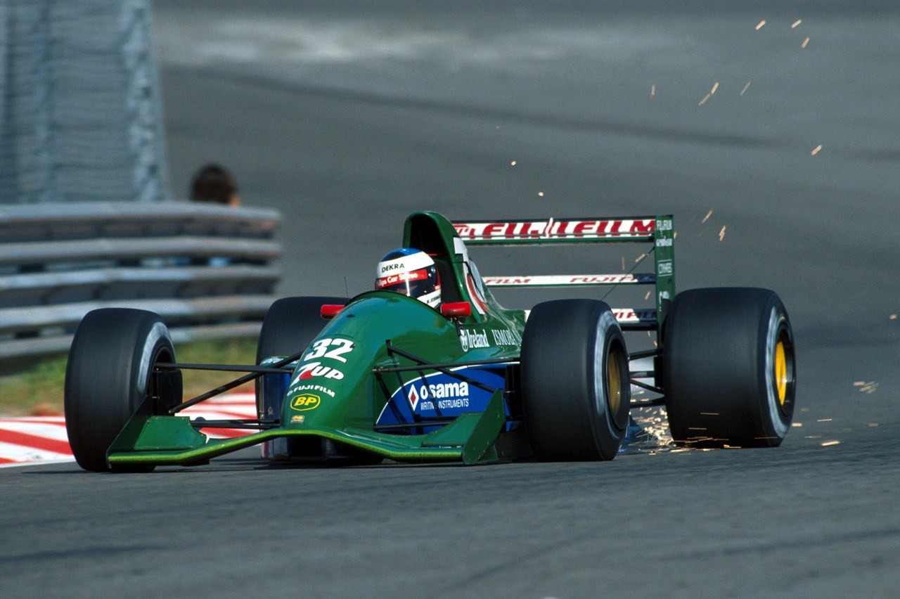 Michael Schumacher sobre el Benetton Ford B191 durante su temporada debut en Fórmula 1 en 1991.