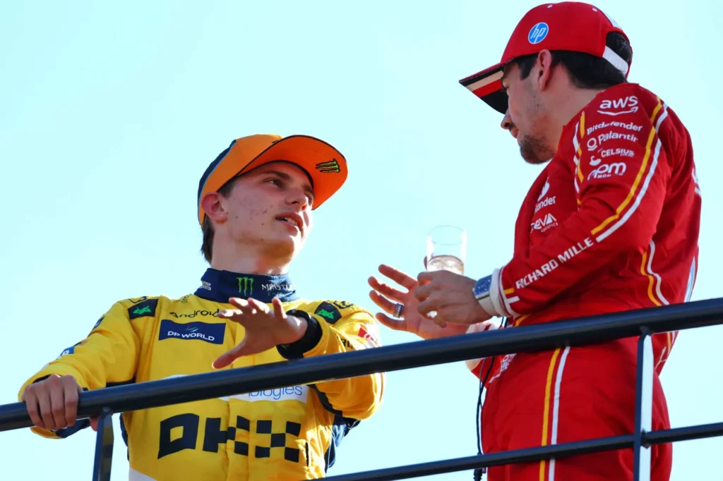 Oscar Piastri y Charles Leclerc conversan luego de la carrera