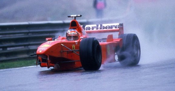 Michael Schumacher enfurecido tras chocar con David Coulthard durante el Gran Premio de Bélgica 1998 en Spa-Francorchamps.