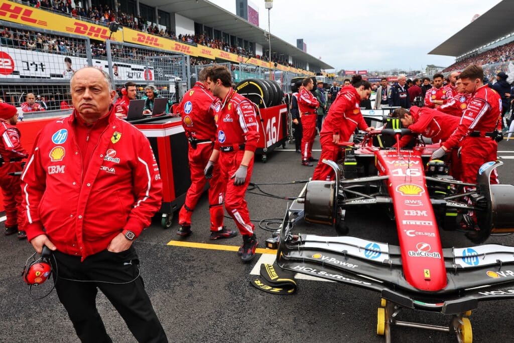 Frédéric Vasseur junto al SF-25 revisando mejoras técnicas en el paddock antes del Gran Premio de Bélgica 2025.