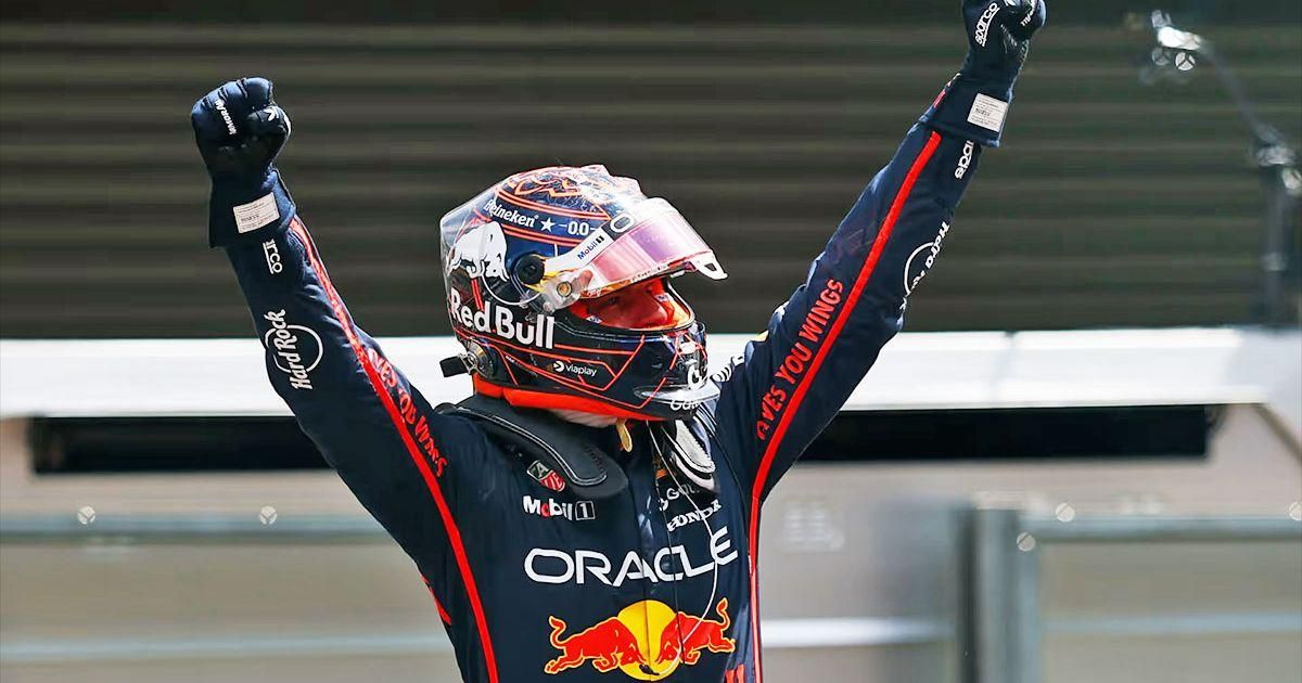 Max Verstappen celebrando fuera del coche tras ganar la Sprint del GP de Bélgica 2025.