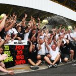 El equipo Brawn GP celebrando el campeonato de Fórmula 1 2009 junto a Jenson Button y Ross Brawn