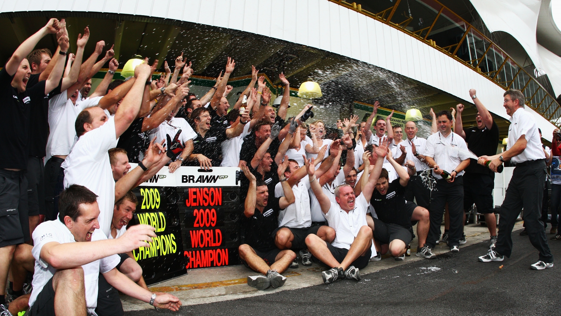 El equipo Brawn GP celebrando el campeonato de Fórmula 1 2009 junto a Jenson Button y Ross Brawn