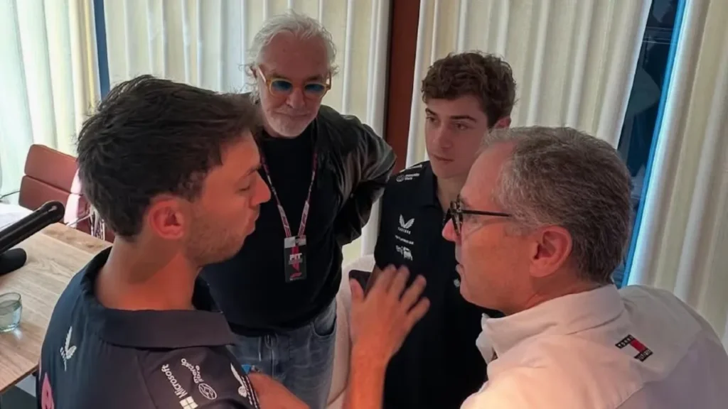 Flavio Briatore, Franco Colapinto y Pierre Gasly conversando en un momento fuera de pista.