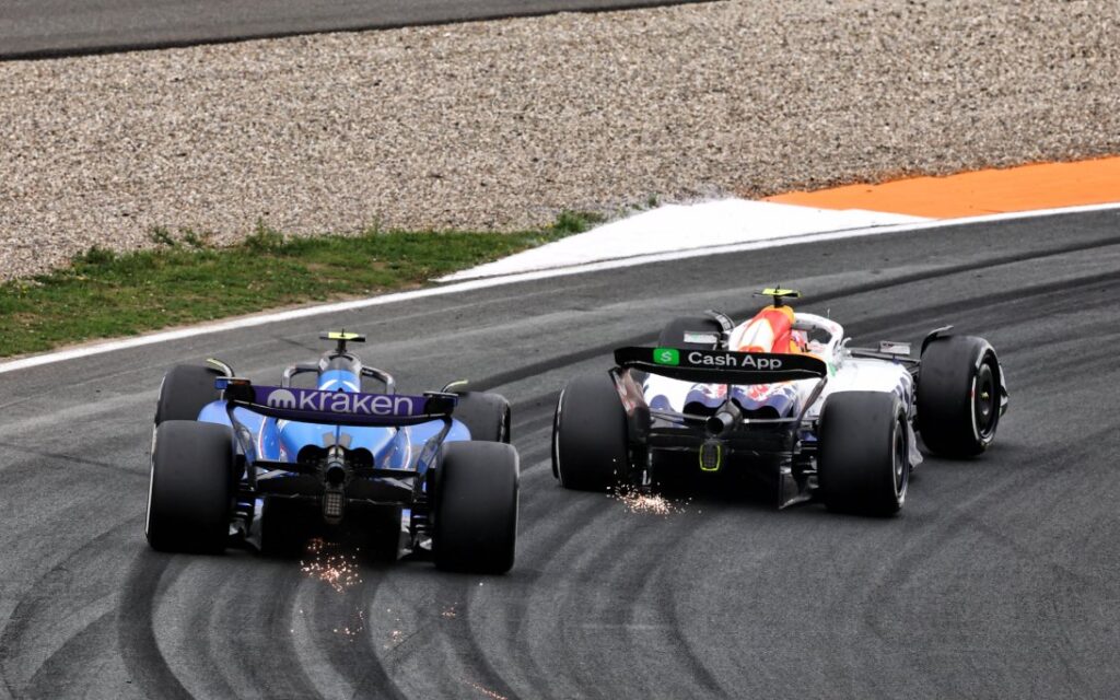 Liam Lawson y Carlos Sainz luchando por la posición