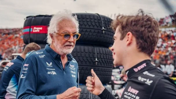 : Franco Colapinto dialoga con Flavio Briatore tras la carrera del GP de Países Bajos 2025.
