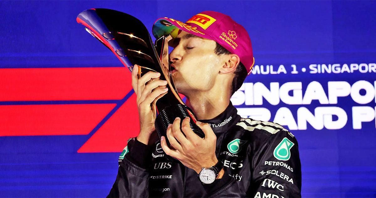 George Russell celebra su victoria en el GP de Singapur 2025 besando el trofeo de ganador