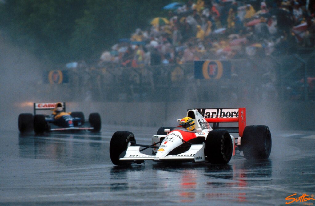 Ayrton Senna al volante de su McLaren-Honda bajo la lluvia en el circuito de Interlagos durante el Gran Premio de Brasil 1991.