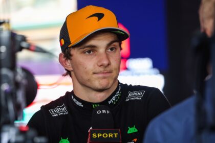 Oscar Piastri habla con la prensa tras una sesión complicada del Gran Premio de México 2025, mostrando frustración por su rendimiento y las decisiones estratégicas de McLaren.