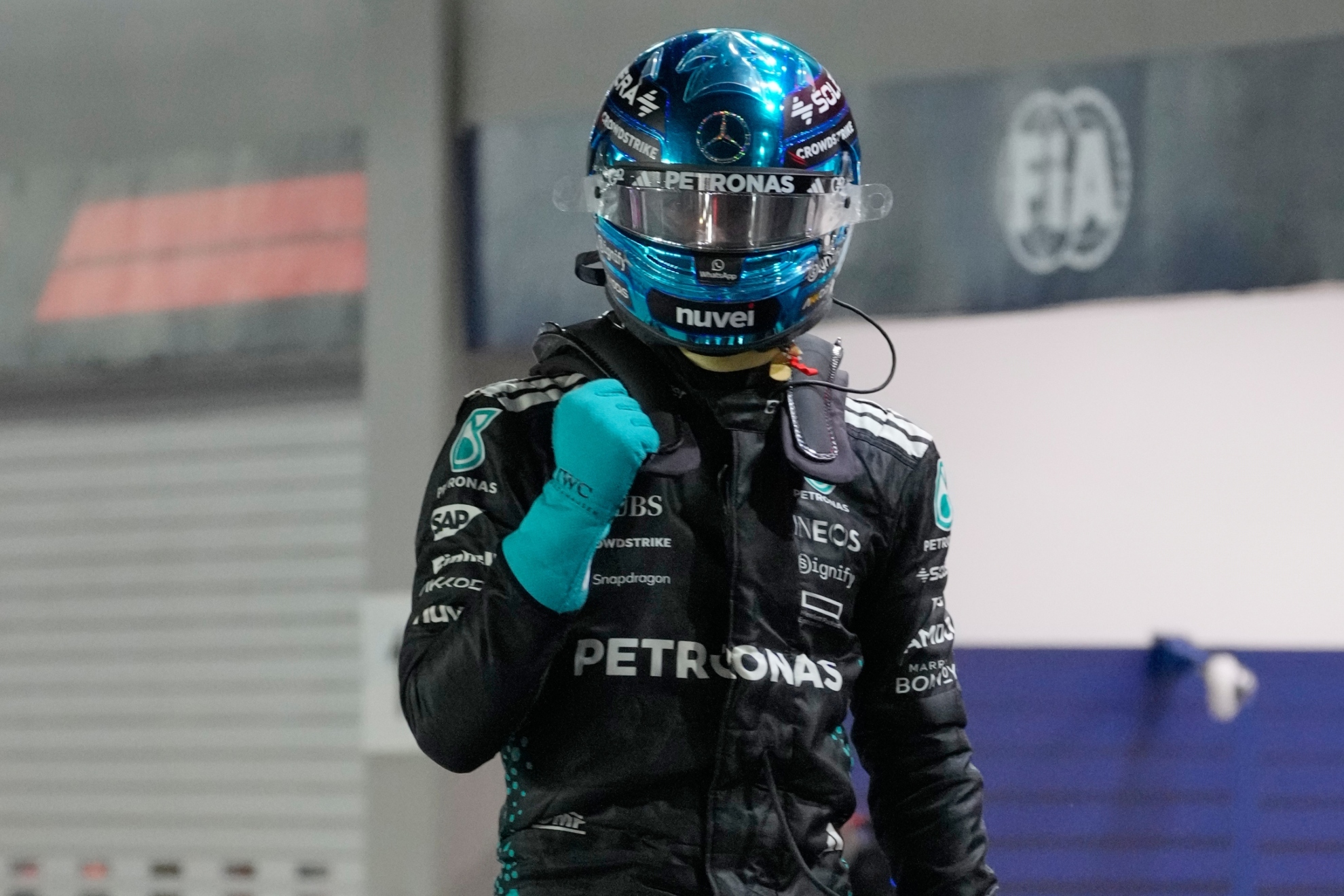 George Russell celebra su pole position en el GP de Singapur 2025.