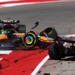 Tras una salida agresiva de Piastri ambos mclaren terminan fuera