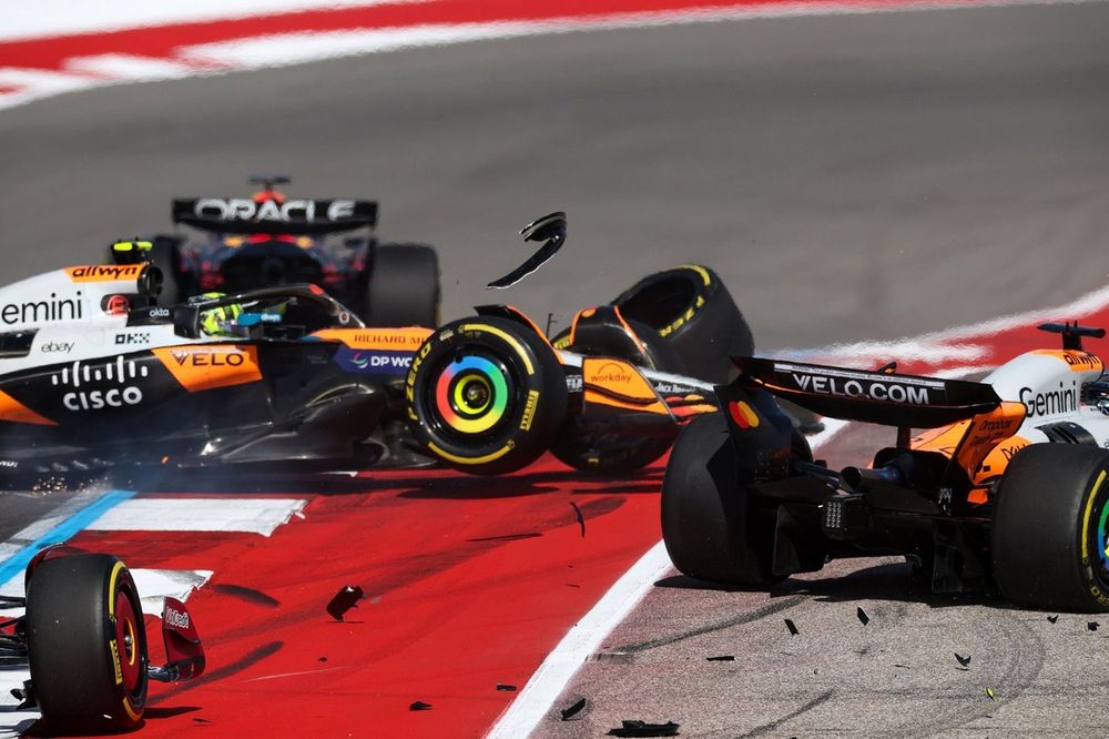 Tras una salida agresiva de Piastri ambos mclaren terminan fuera