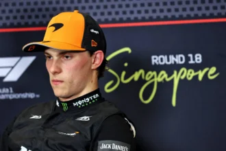 Oscar Piastri y su gesto de enfado durante el Gran Premio de Singapur