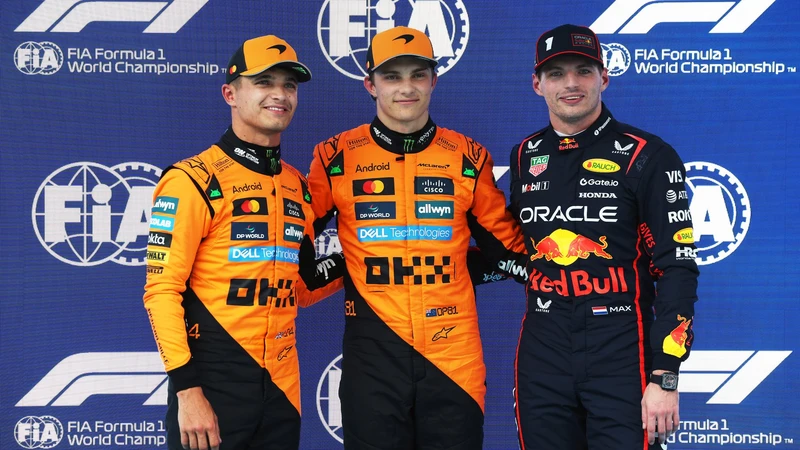 Oscar Piastri, Lando Norris y Max Verstappen posan en la sesión de clasificación donde el australiano consiguio la pole
