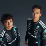 Andrea Kimi Antonelli y George Russell, pilotos confirmados de Mercedes F1 para la temporada 2026, posan juntos