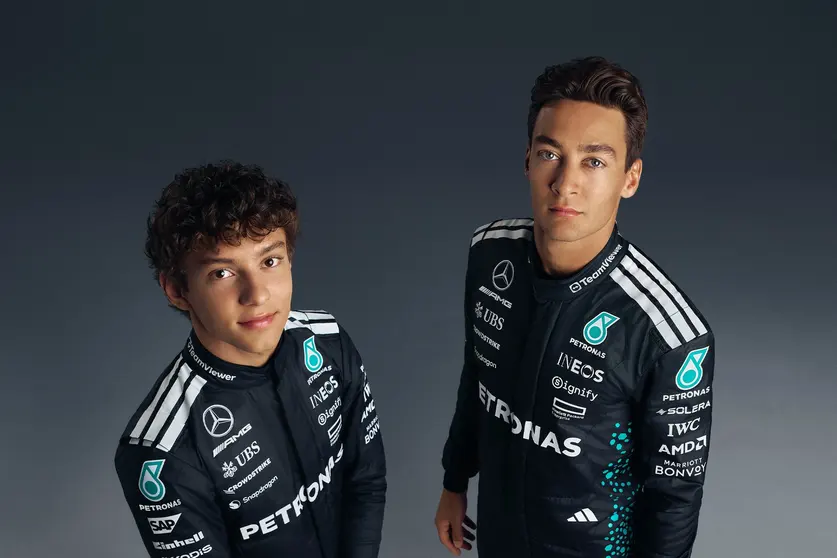 Andrea Kimi Antonelli y George Russell, pilotos confirmados de Mercedes F1 para la temporada 2026, posan juntos